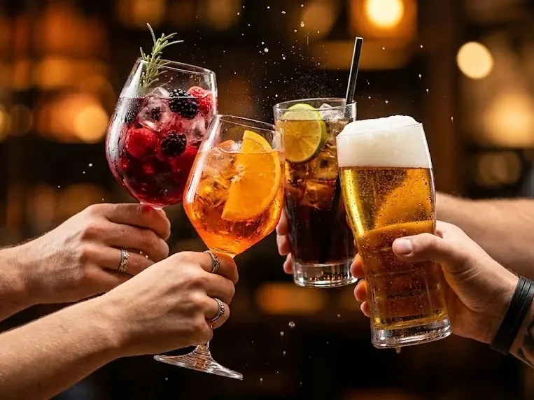 Anstoßen mit Cocktails und Bier