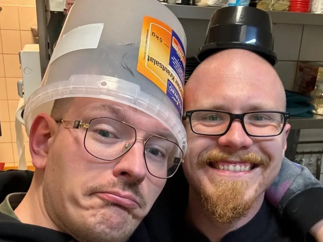 Benjamin und Mirco in der Küche von Onkel Emma